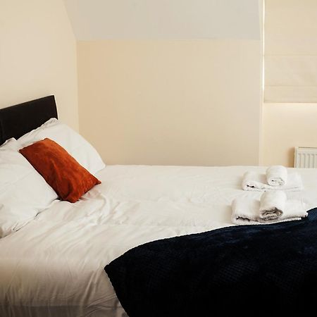 Avril Warwickshire Home Stay Nuneaton Bagian luar foto