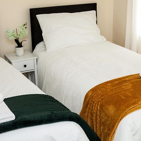 Avril Warwickshire Home Stay Nuneaton Bagian luar foto