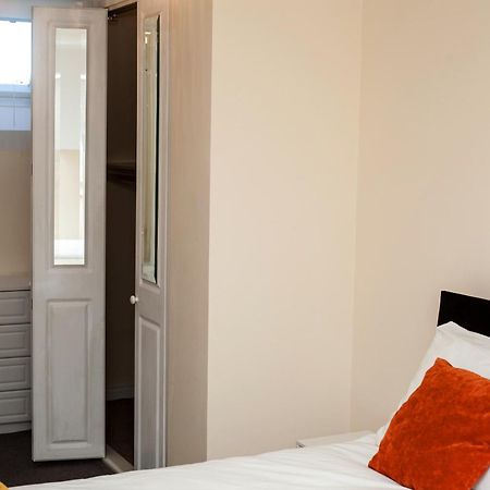 Avril Warwickshire Home Stay Nuneaton Bagian luar foto