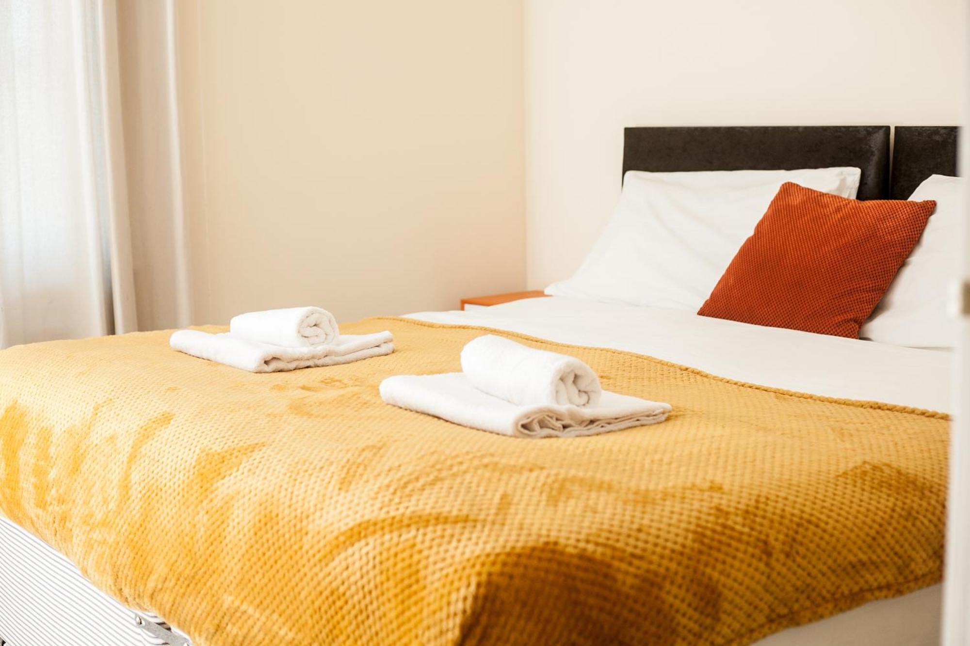 Avril Warwickshire Home Stay Nuneaton Bagian luar foto