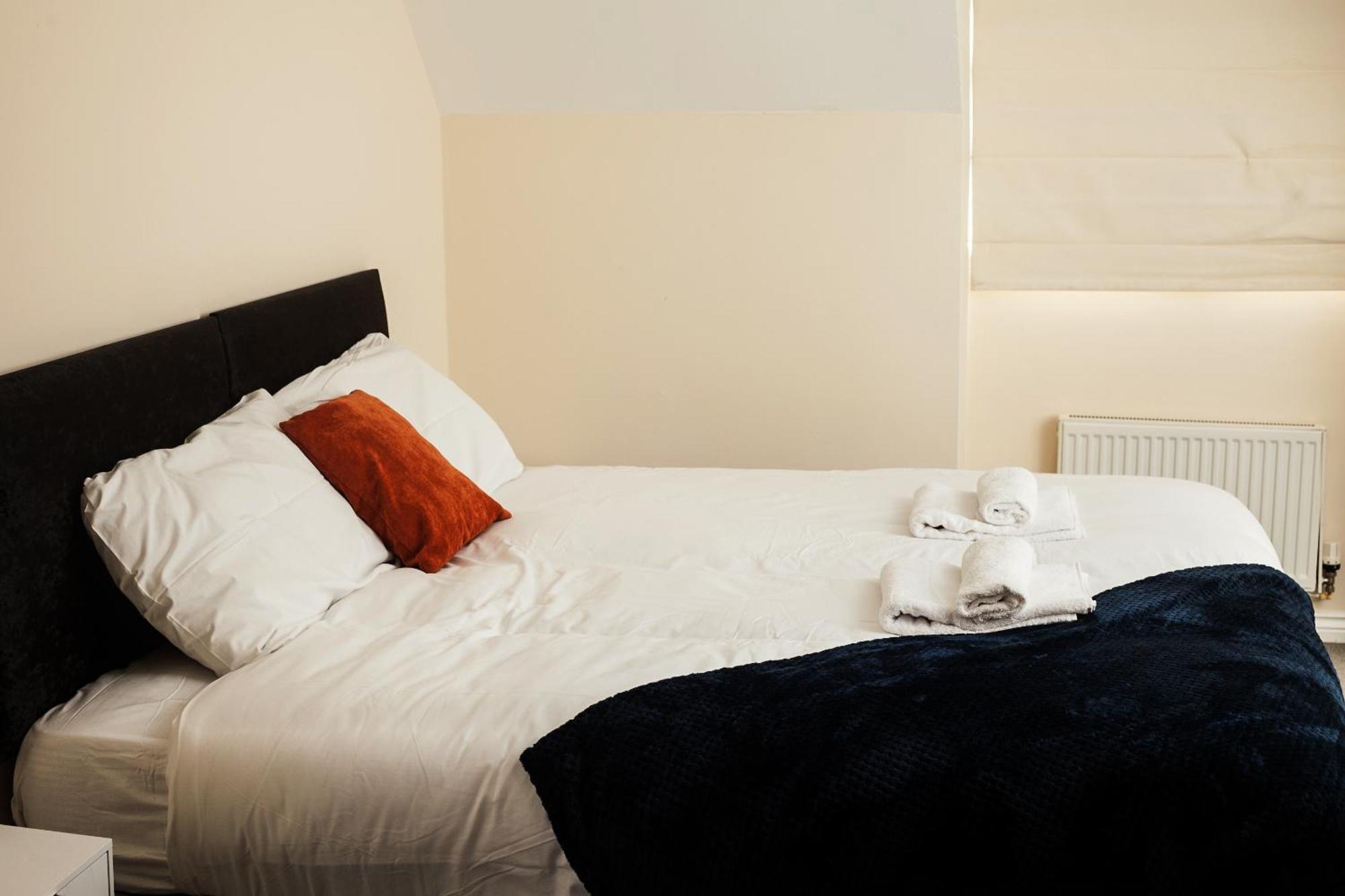 Avril Warwickshire Home Stay Nuneaton Bagian luar foto