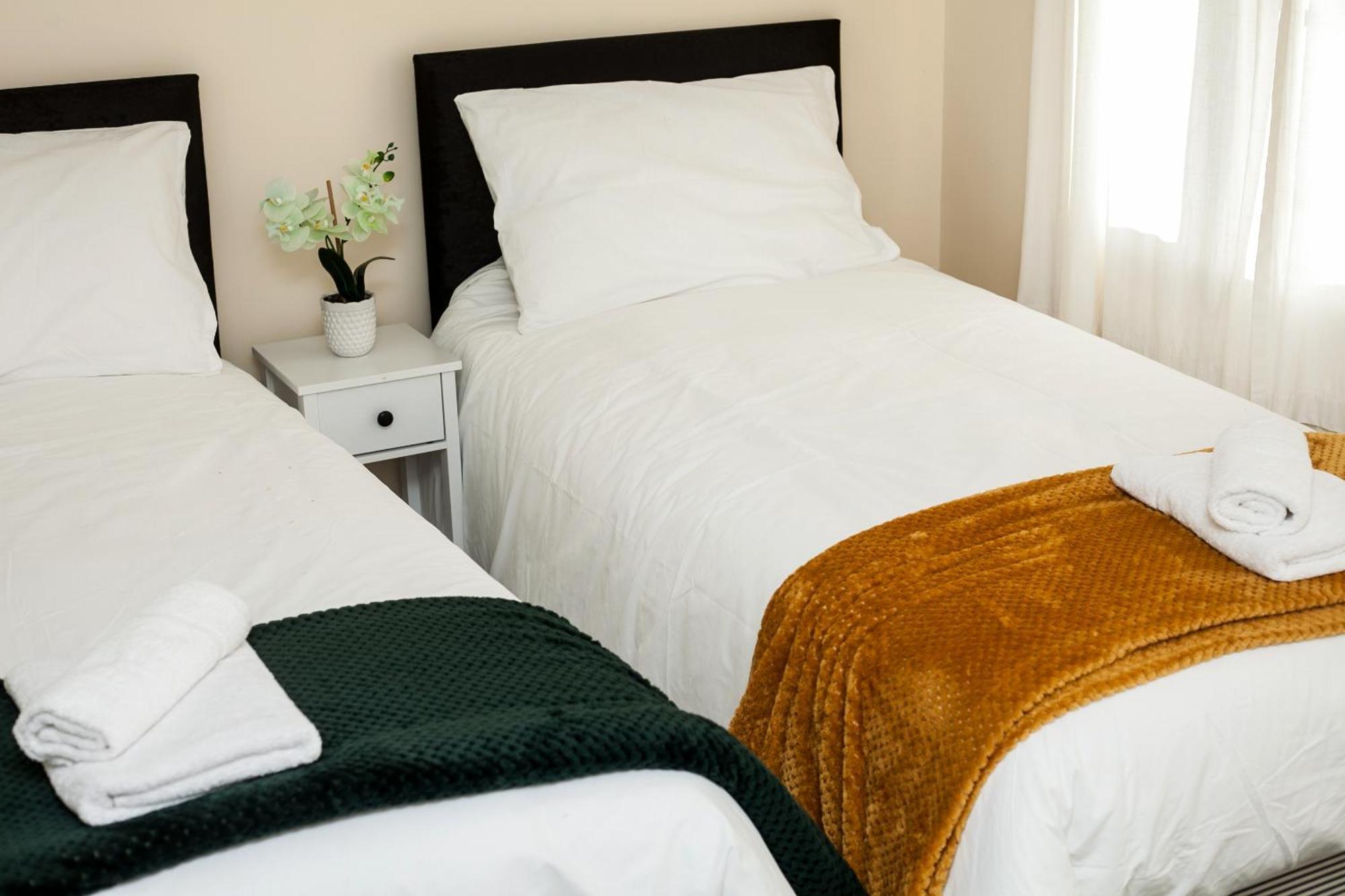 Avril Warwickshire Home Stay Nuneaton Bagian luar foto