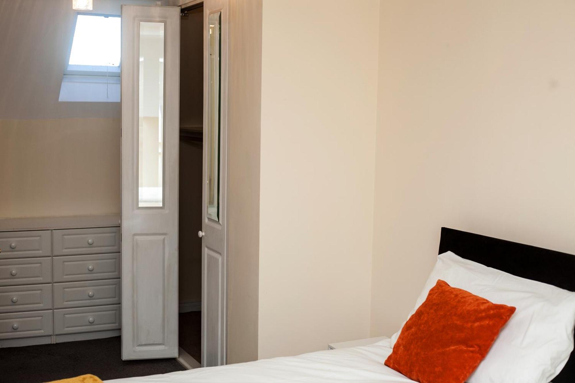 Avril Warwickshire Home Stay Nuneaton Bagian luar foto