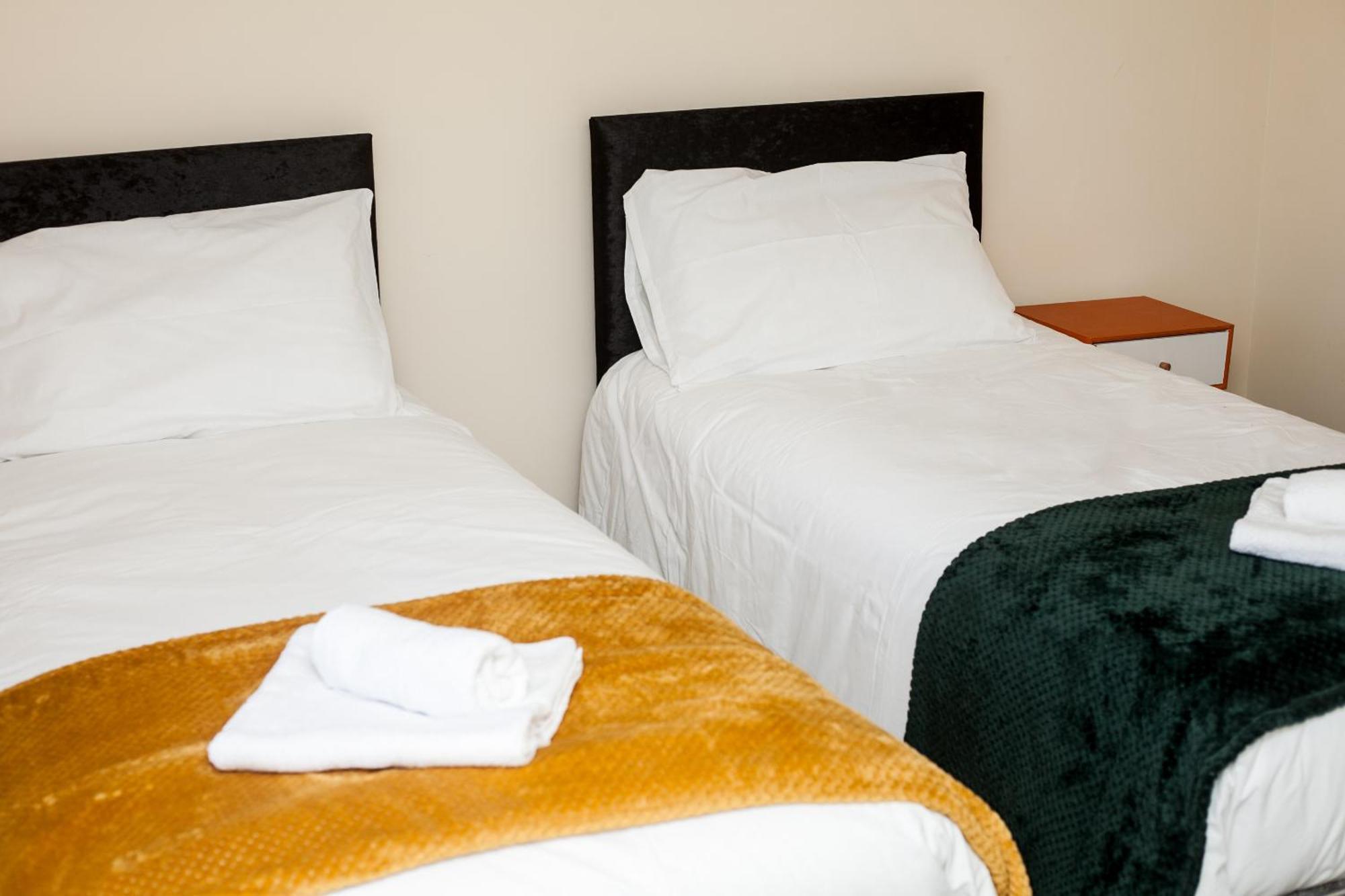 Avril Warwickshire Home Stay Nuneaton Bagian luar foto