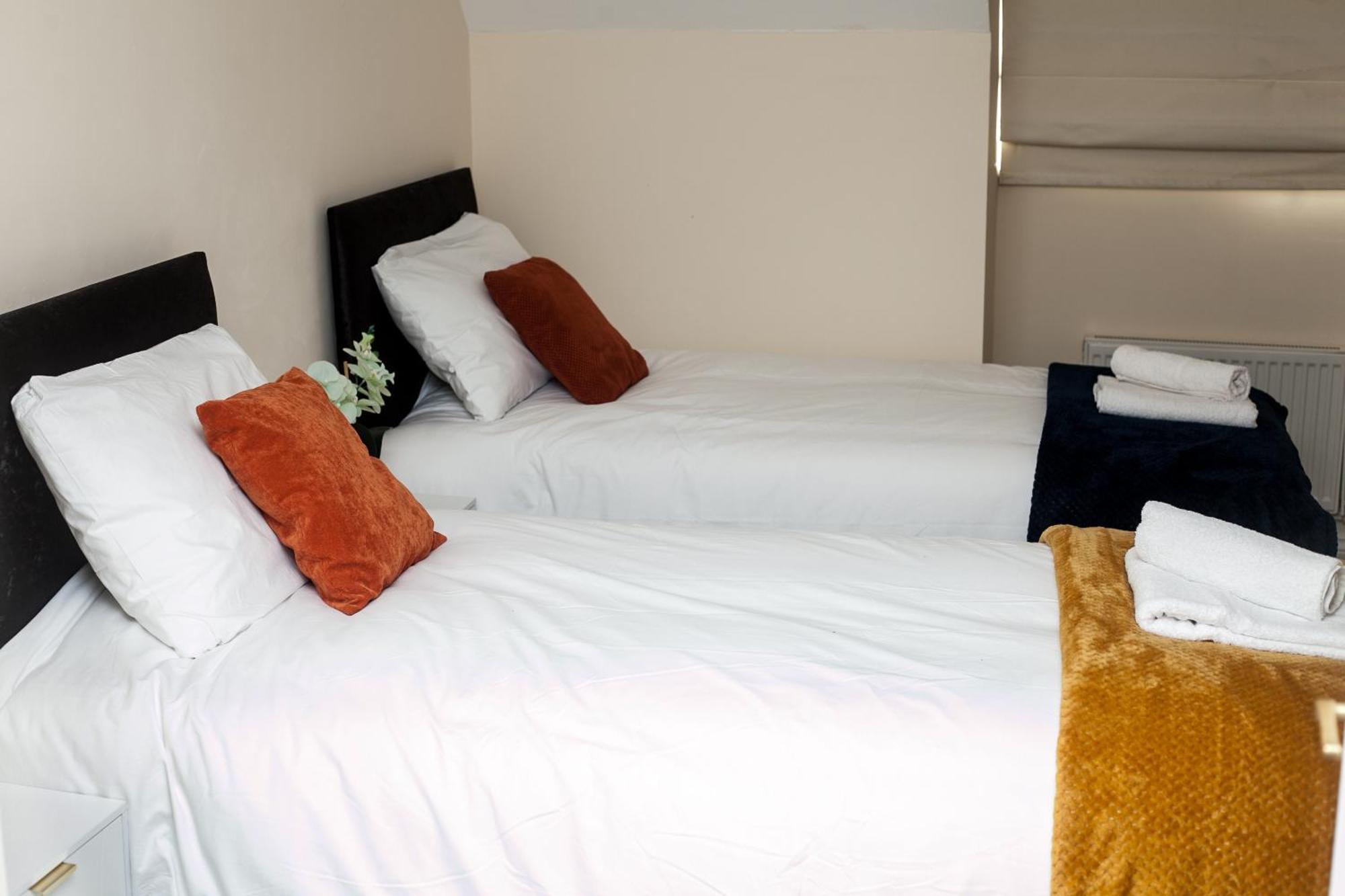 Avril Warwickshire Home Stay Nuneaton Bagian luar foto