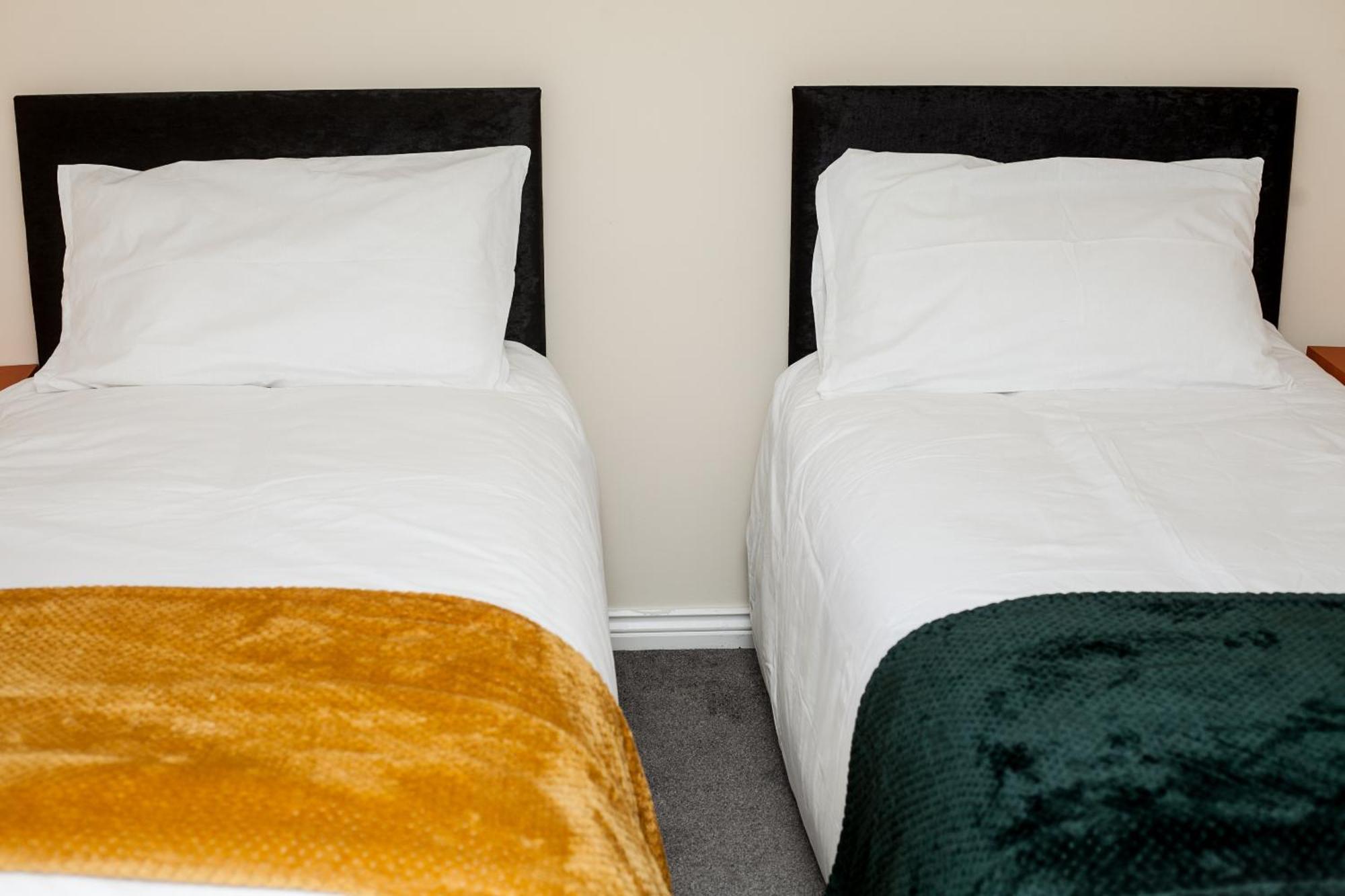 Avril Warwickshire Home Stay Nuneaton Bagian luar foto
