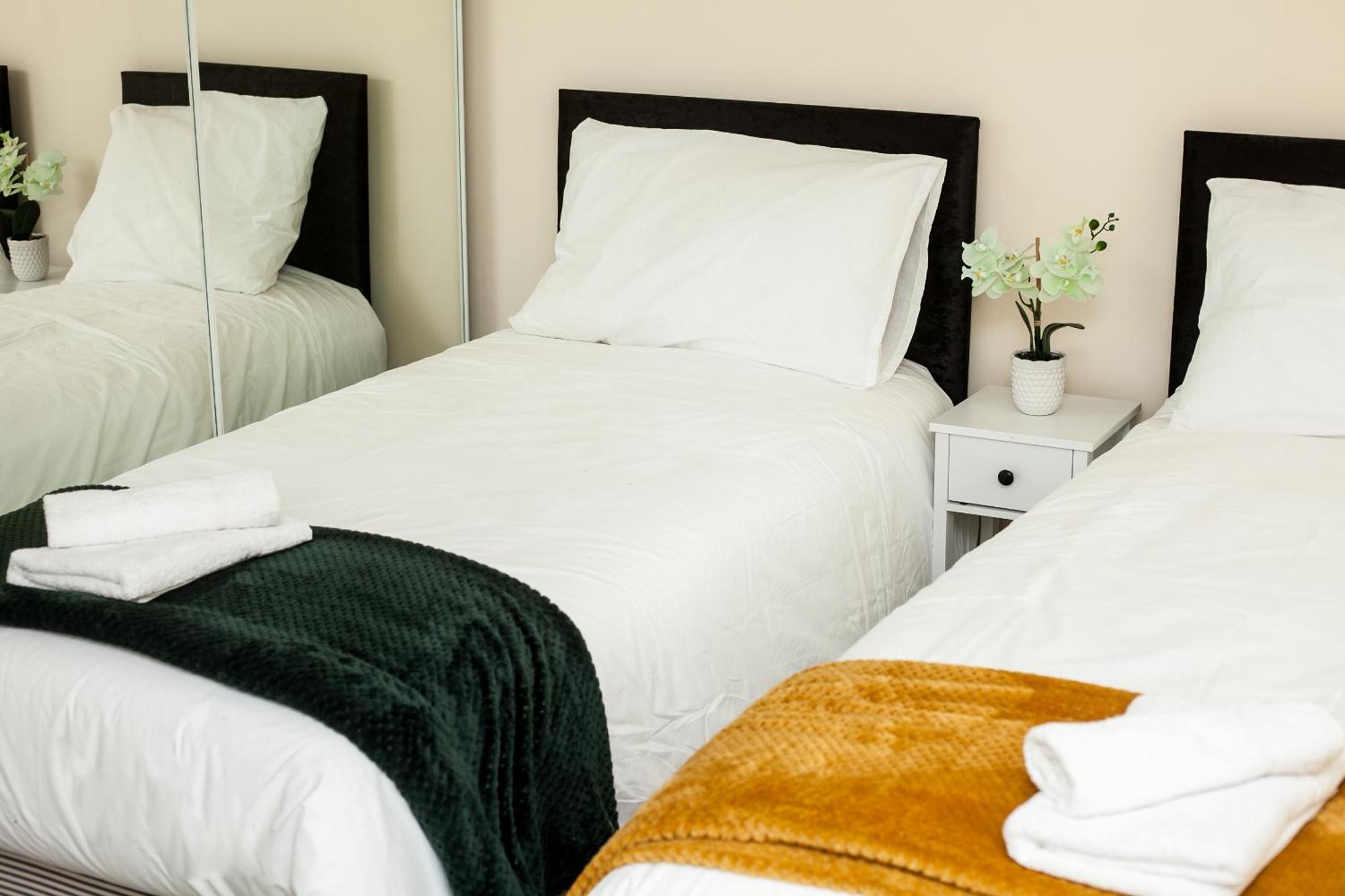 Avril Warwickshire Home Stay Nuneaton Bagian luar foto
