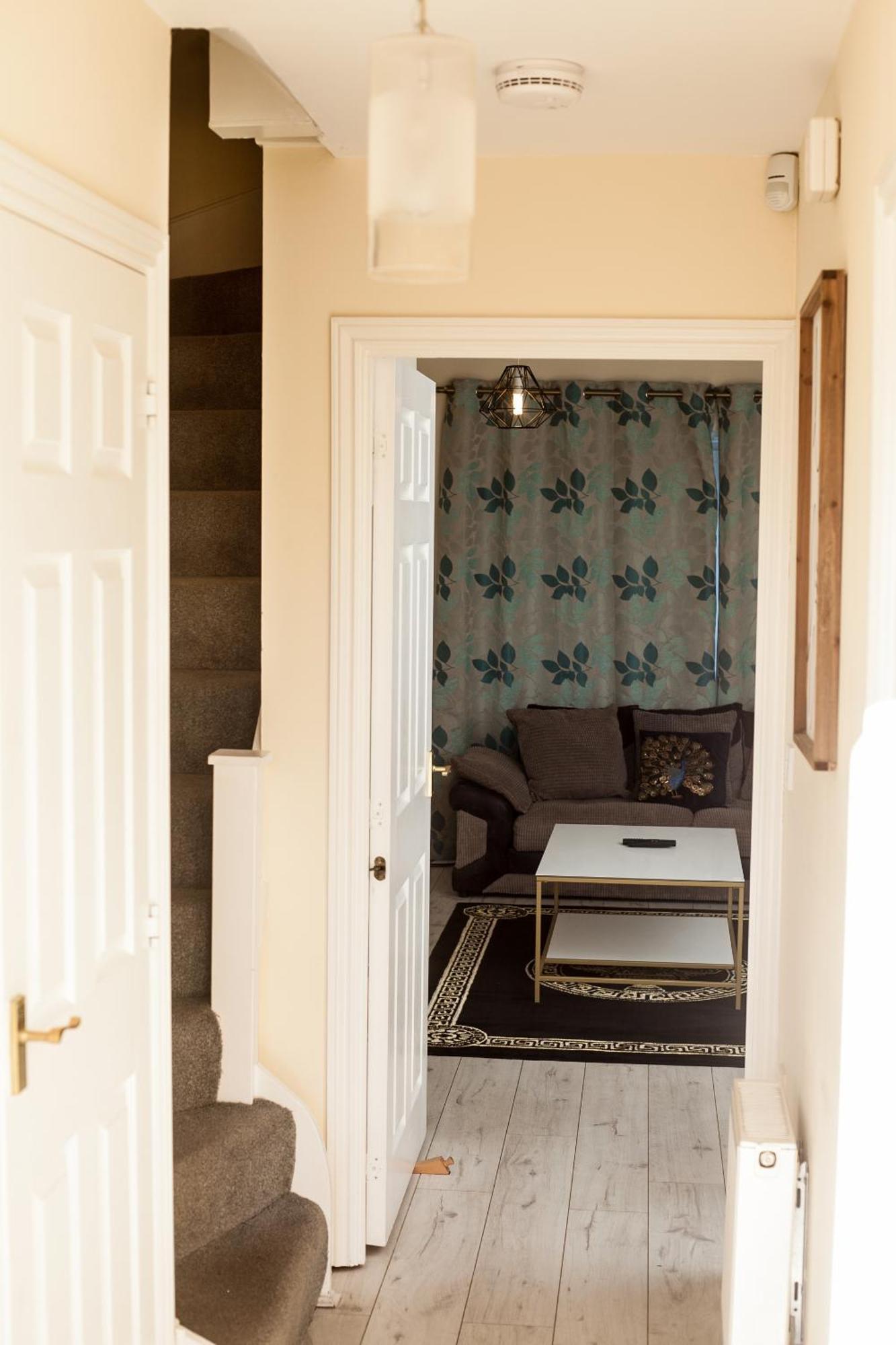 Avril Warwickshire Home Stay Nuneaton Bagian luar foto