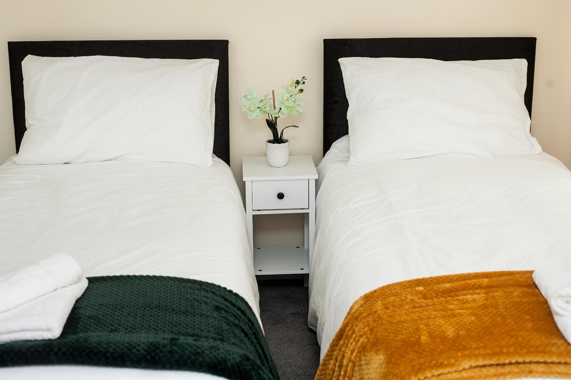 Avril Warwickshire Home Stay Nuneaton Bagian luar foto
