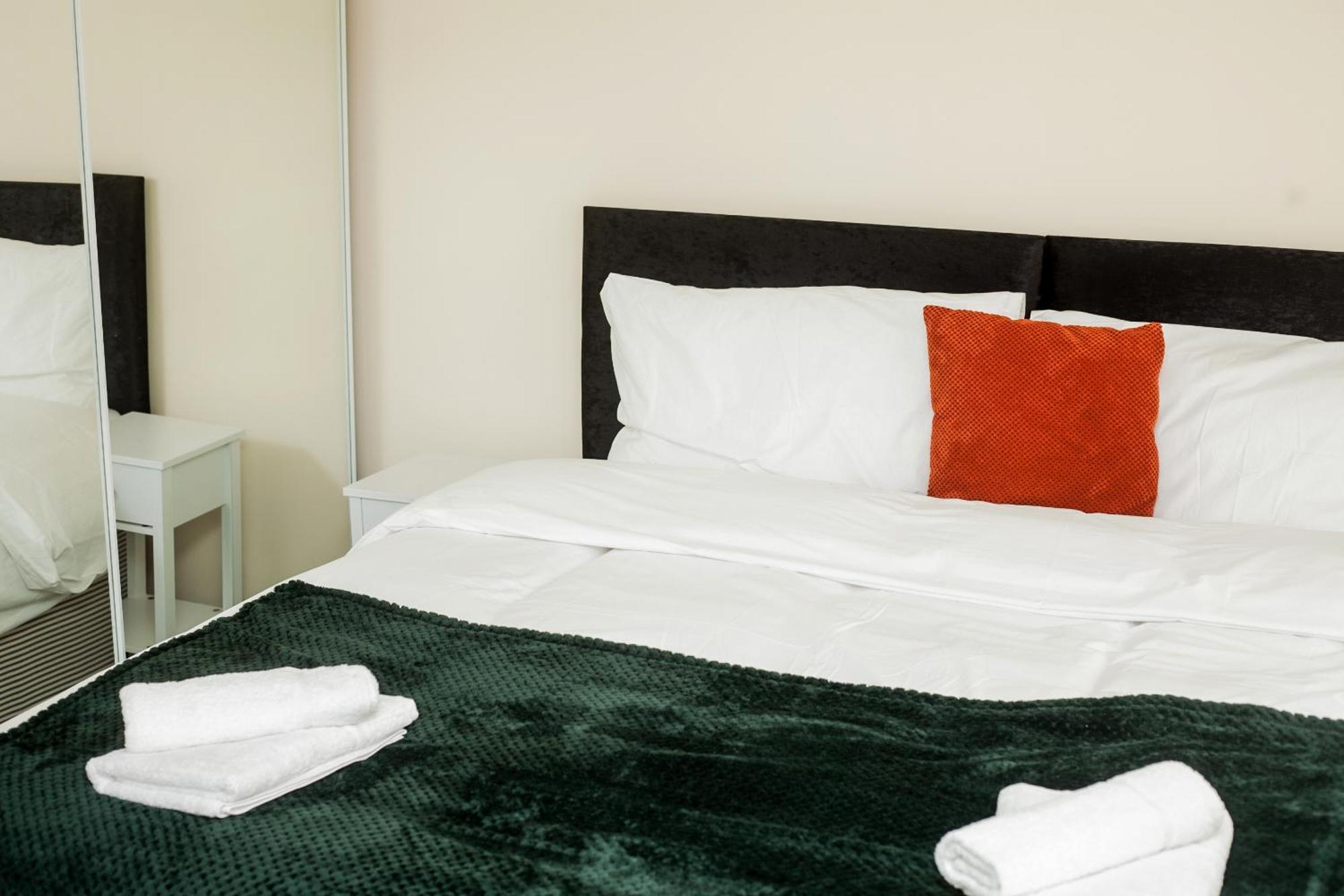 Avril Warwickshire Home Stay Nuneaton Bagian luar foto