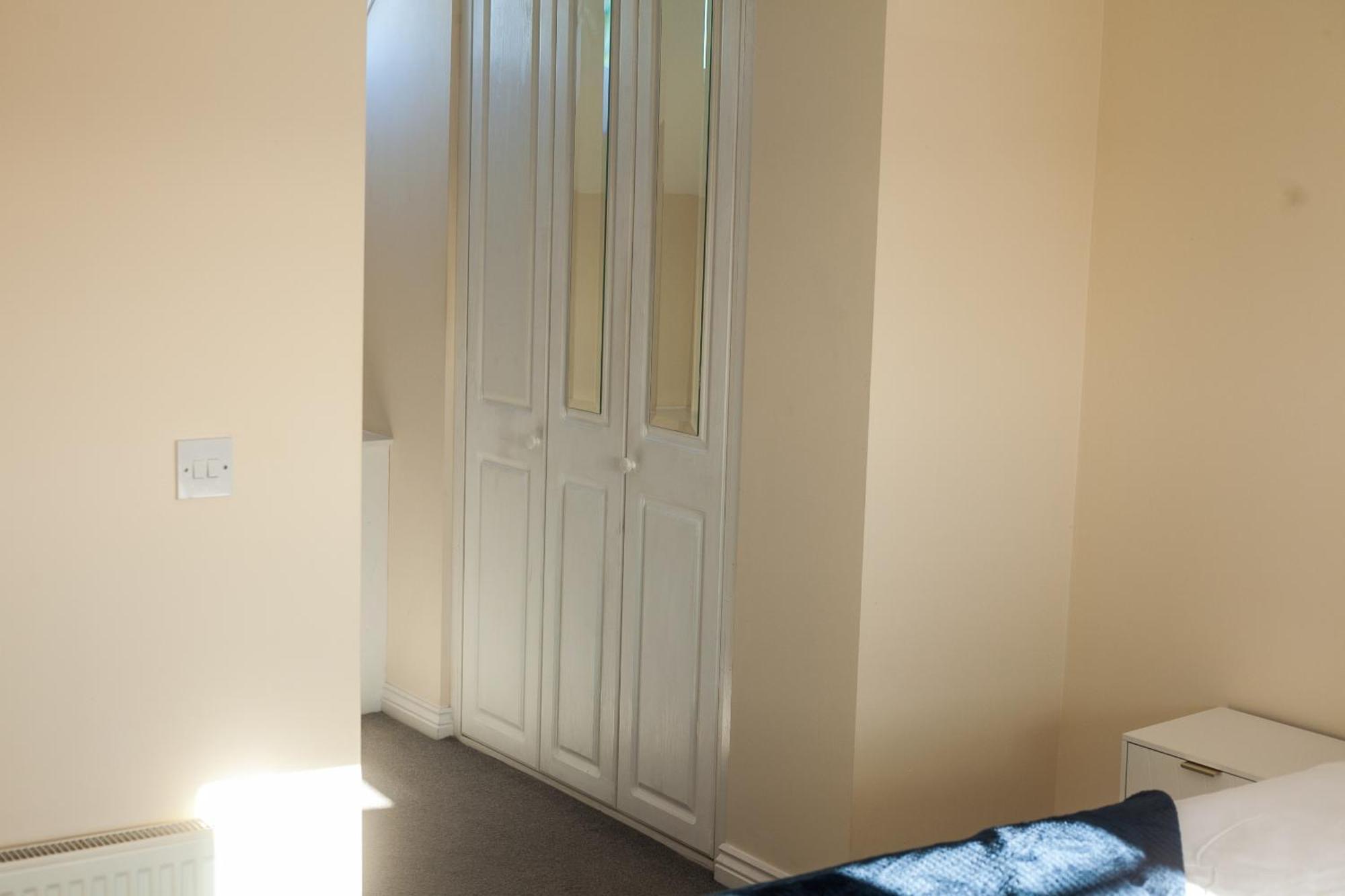Avril Warwickshire Home Stay Nuneaton Bagian luar foto