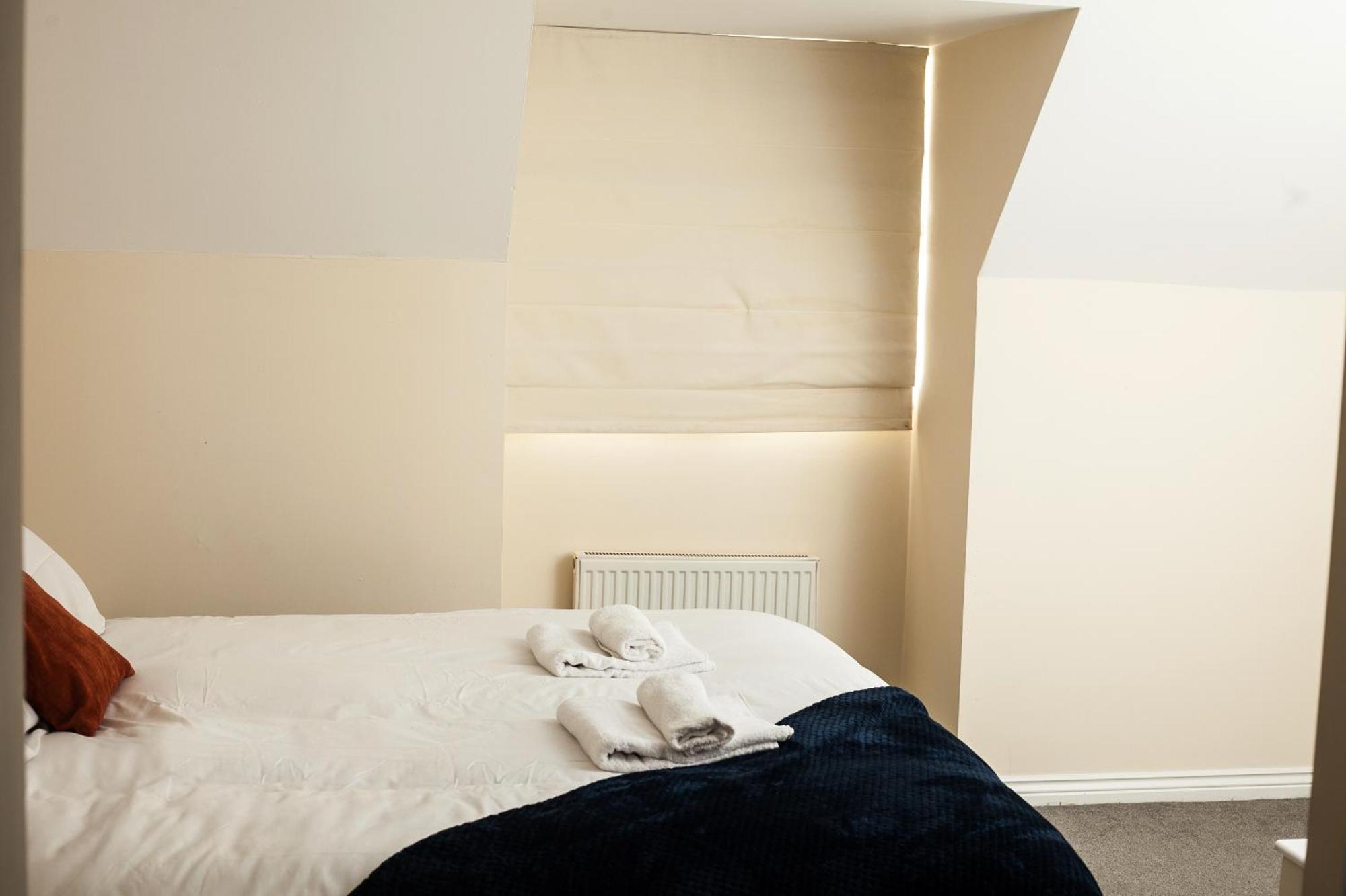 Avril Warwickshire Home Stay Nuneaton Bagian luar foto