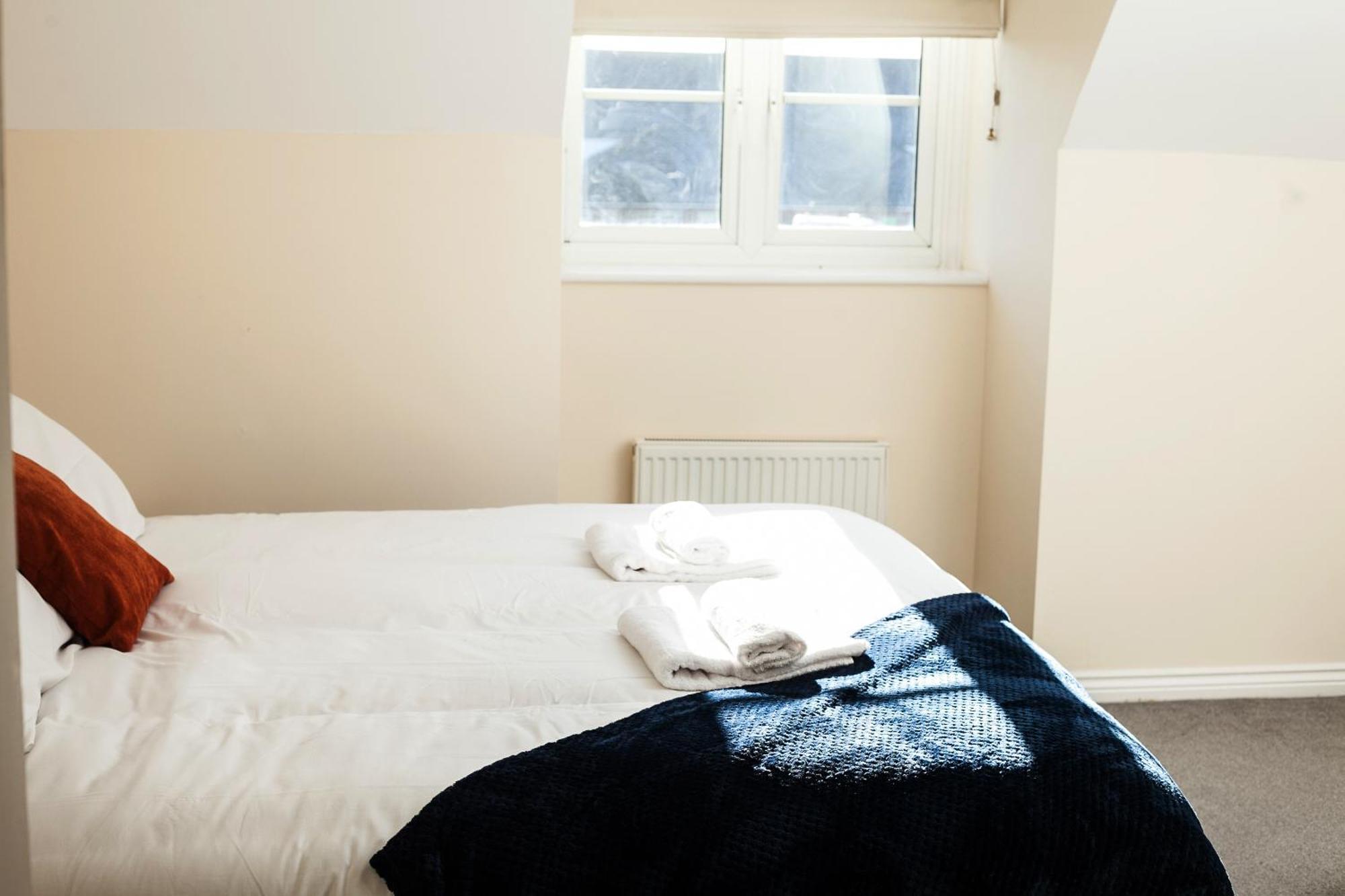 Avril Warwickshire Home Stay Nuneaton Bagian luar foto
