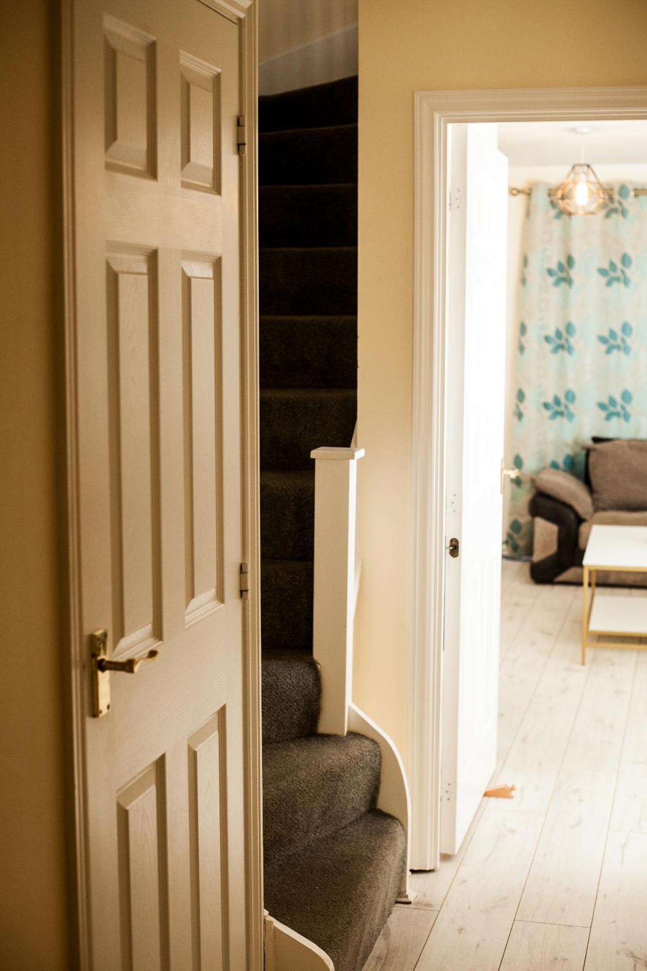 Avril Warwickshire Home Stay Nuneaton Bagian luar foto