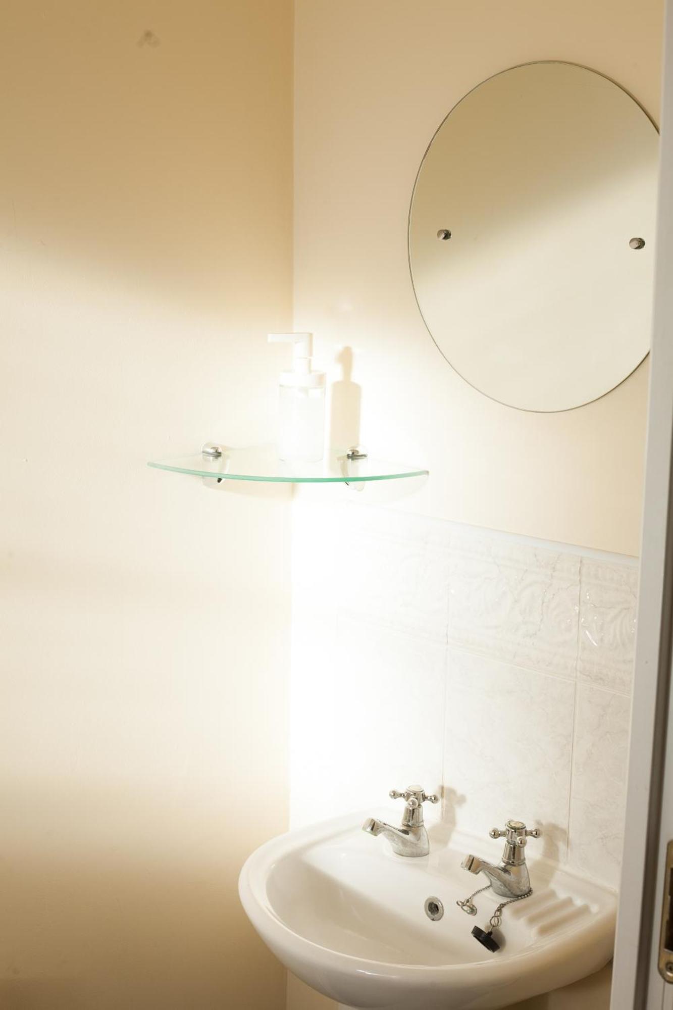 Avril Warwickshire Home Stay Nuneaton Bagian luar foto