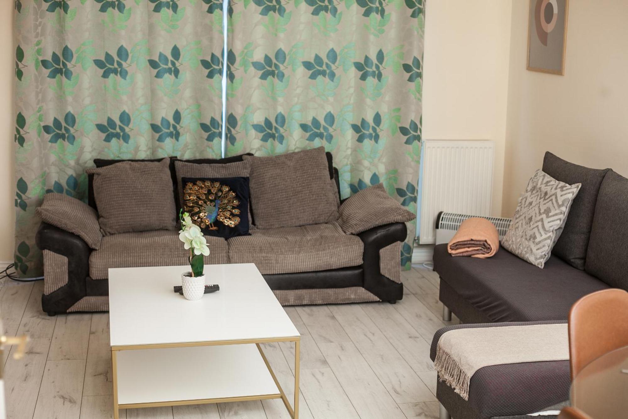 Avril Warwickshire Home Stay Nuneaton Bagian luar foto