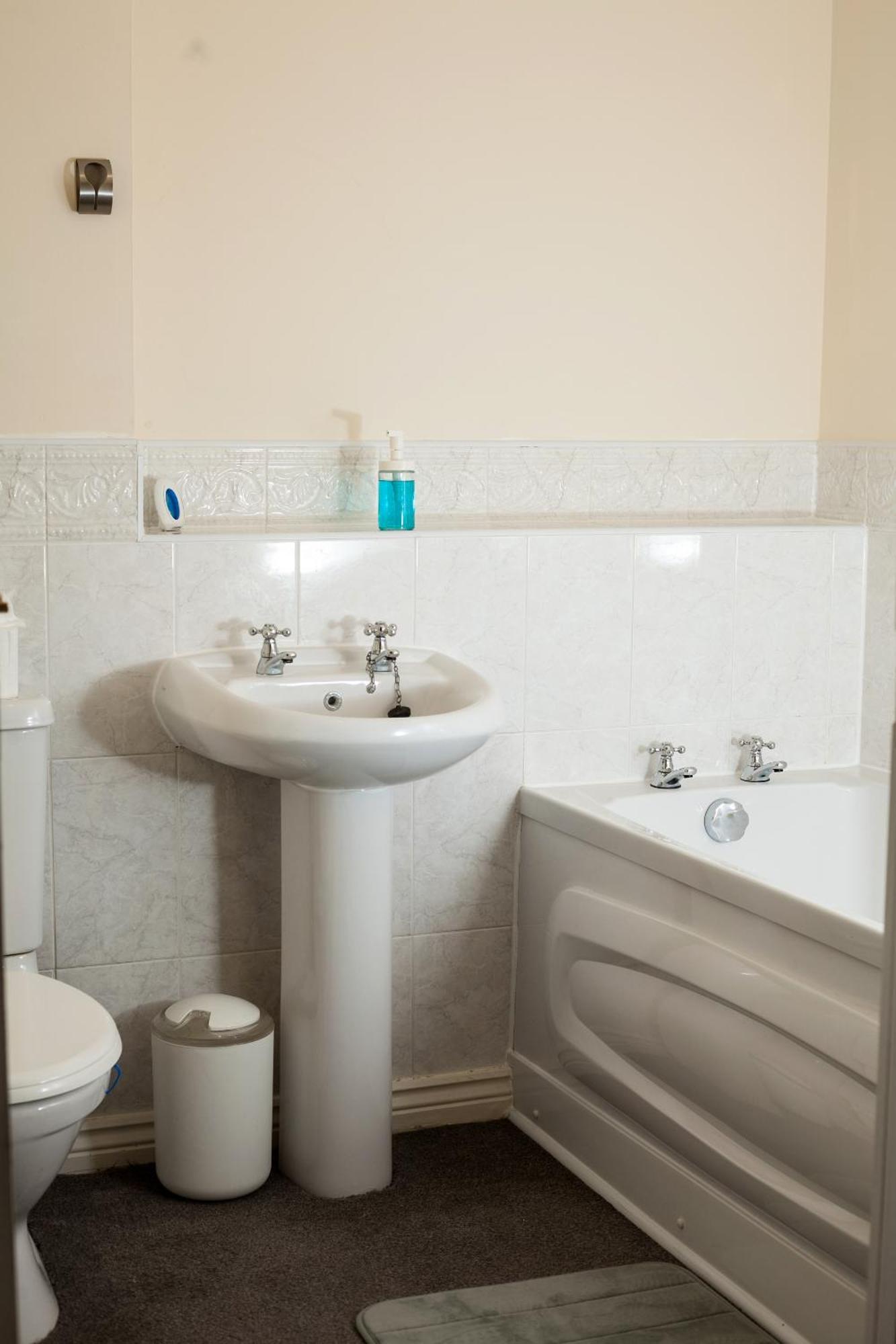 Avril Warwickshire Home Stay Nuneaton Bagian luar foto