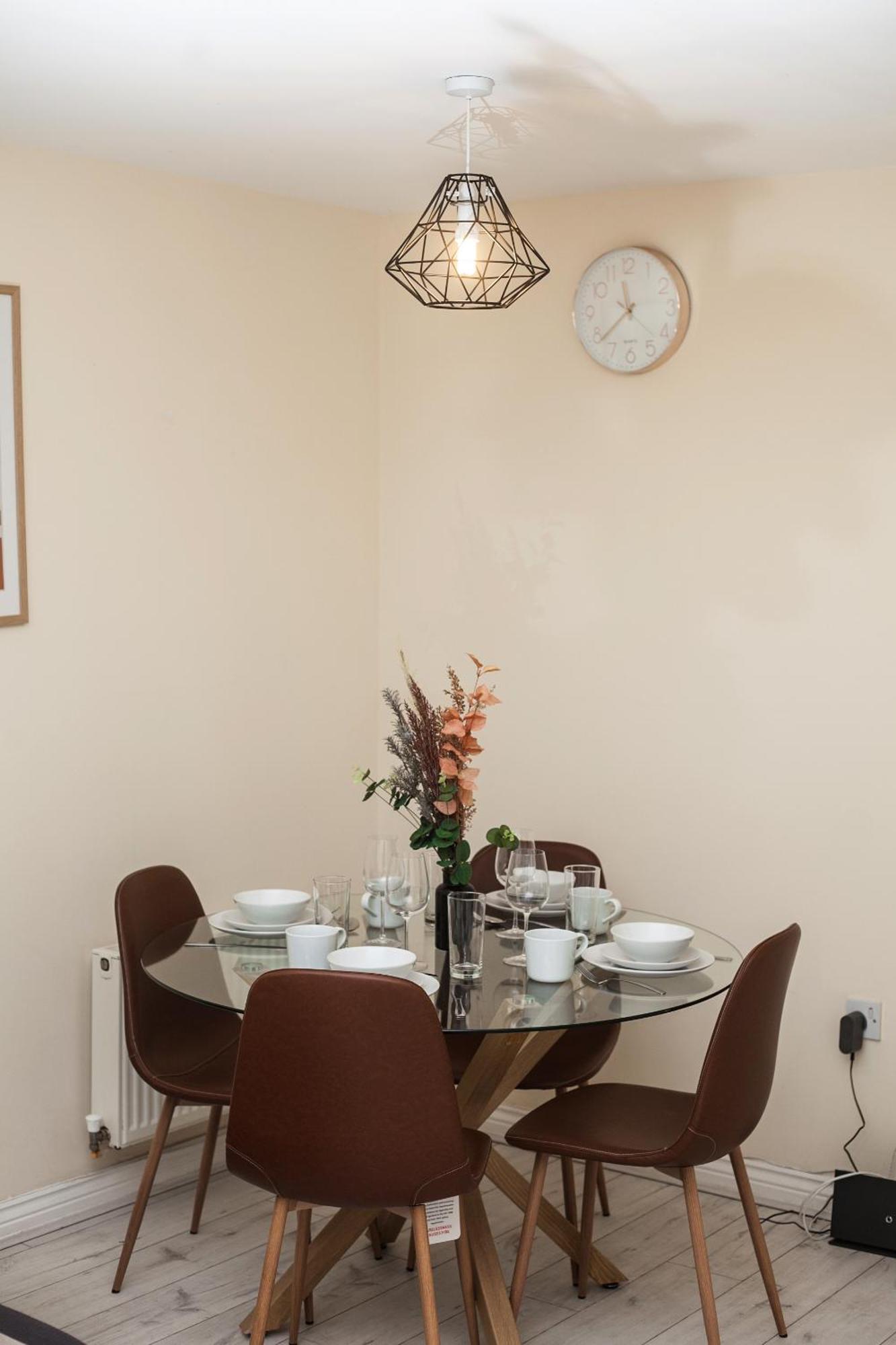 Avril Warwickshire Home Stay Nuneaton Bagian luar foto